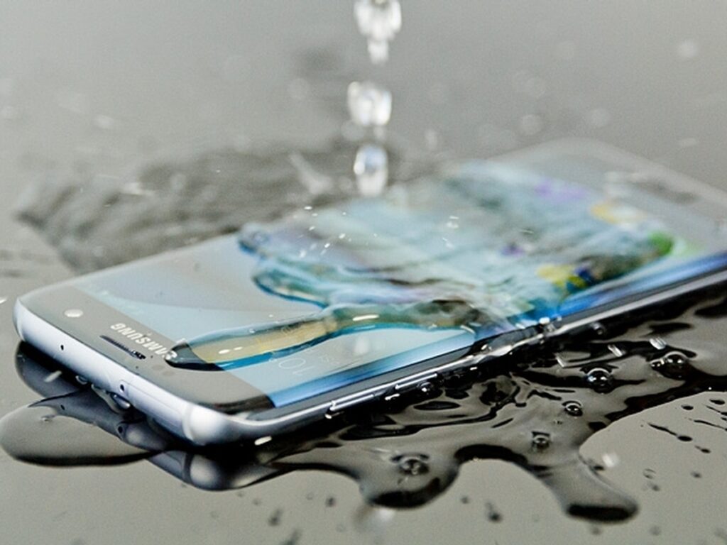 ¿Qué puedo hacer si se moja el smartphone? - El Blog de Personal
