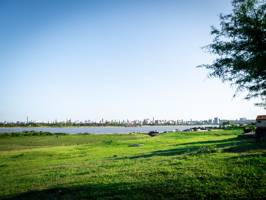 Si disfrutas pasear y capturar momentos de tus vivencias o del entorno, este artículo te interesará. A menudo nos encontramos ante el dilema de qué equipo llevar en nuestros viajes: ¿una cámara compacta o una profesional? Aunque ambos equipos tienen sus seguidores, hay momentos en los que es más práctico inclinarse por la cámara compacta. Edificios del centro de Asunción vistos desde la orilla del río Paraguay, del lado del municipio de Nueva Asunción, en la localidad de Chaco'i. Acontinuación, te doy 9 razones, con ejemplos de fotos tomadas con una cámara compacta, por las que puede ser la mejor opción en tus viajes. 1. Portabilidad Eltamaño reducido de las cámaras compactas es un factor clave. Si bien algunas cámaras profesionales, especialmente las mirrorless, pueden acercarse en tamaño y peso a una compacta, la ligereza de esta última es insuperable. Su peso mínimo y dimensiones reducidas permiten llevarla en el bolsillo, levantarla fácilmente para hacer tomas desde ángulos elevados o colocarla al ras del suelo para capturar perspectivas bajas, especialmente para aquellas personas que tienen dificultades para agacharse. La comodidad de manejo y la flexibilidad de uso hacen que la cámara compacta sea ideal para la fotografía creativa en movimiento. 