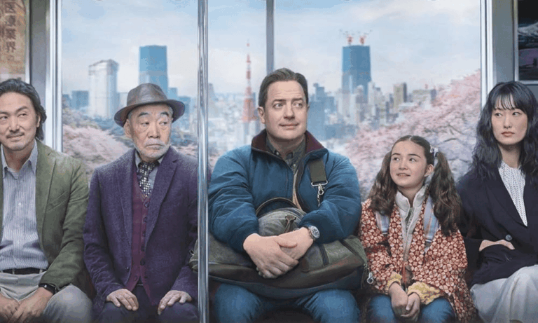 Brendan Fraser con distintas personas japonesas en el metro