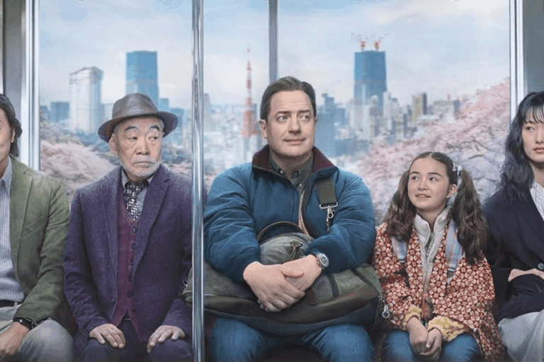 Brendan Fraser con distintas personas japonesas en el metro