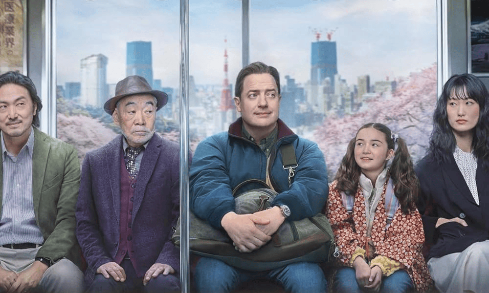 Brendan Fraser con distintas personas japonesas en el metro