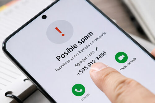 Vista de un telefono recibiendo llamada de spam