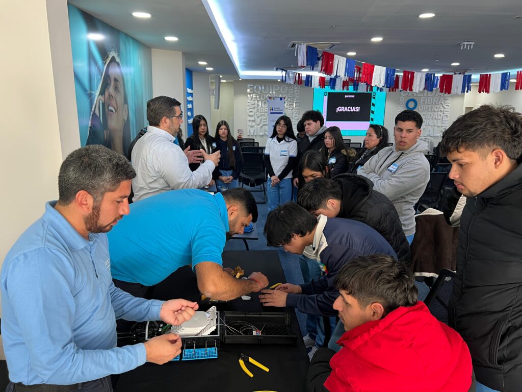 Estudiantes viendo fibra optica de Personal