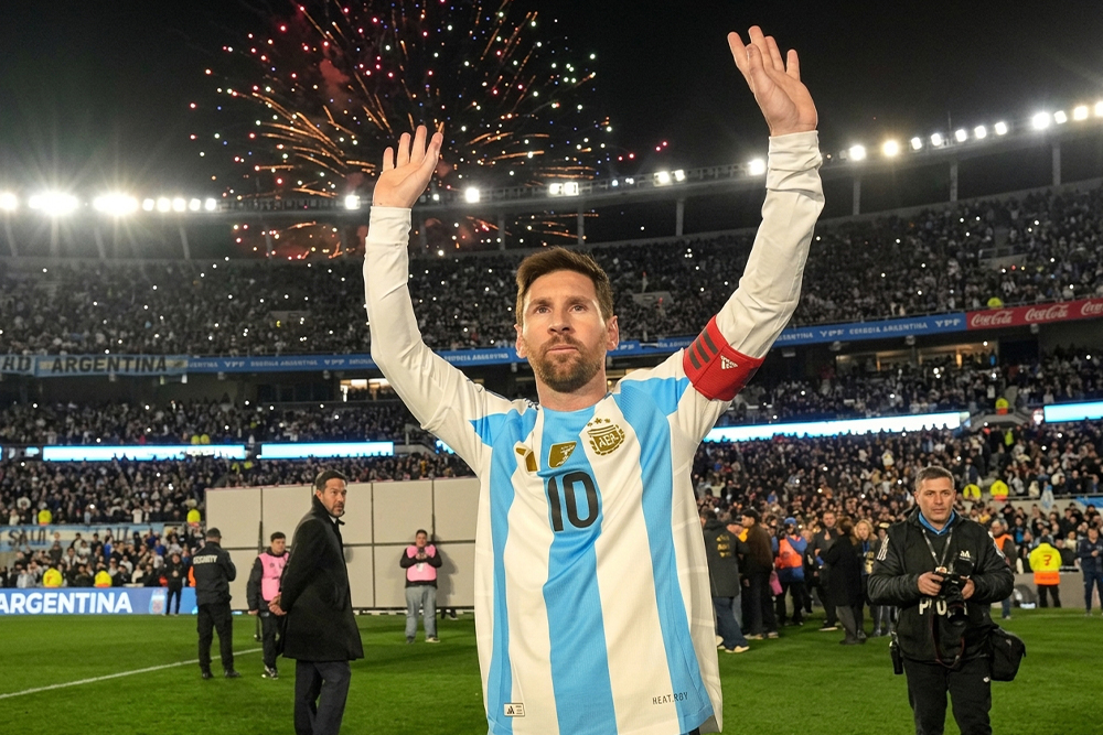 Lionel Messi saludando al publico al finalizar un partido con la seleccion argentina